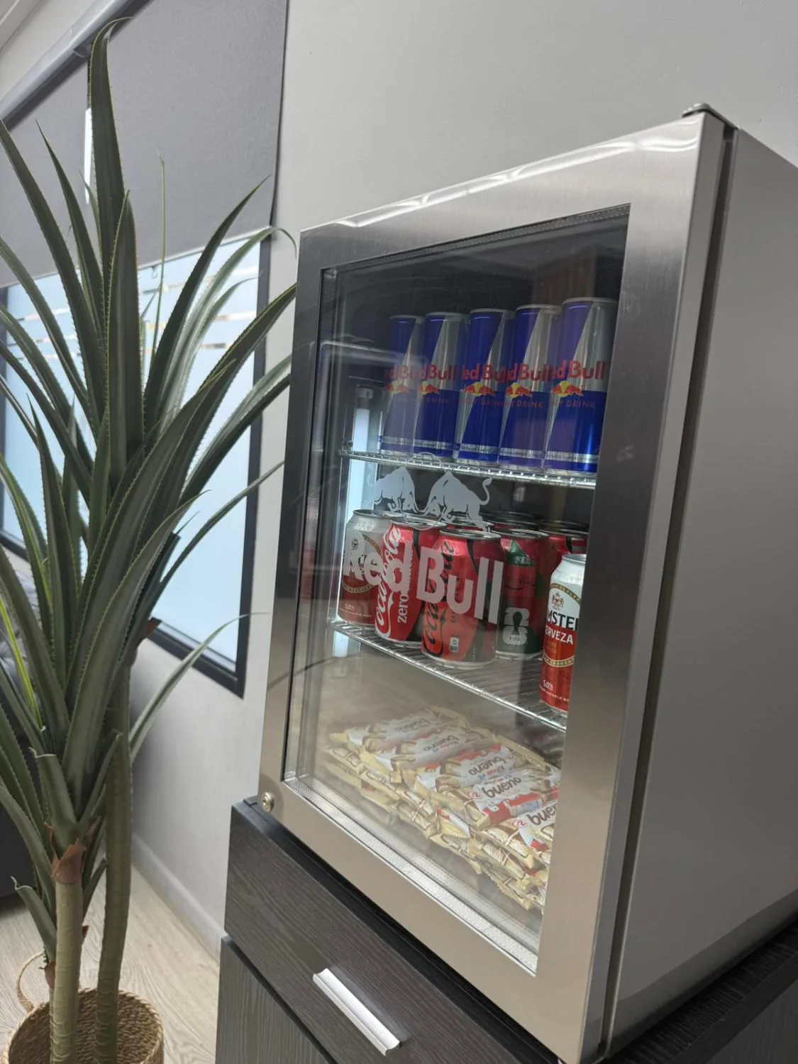 Nevera con bebidas y snacks para los clientes