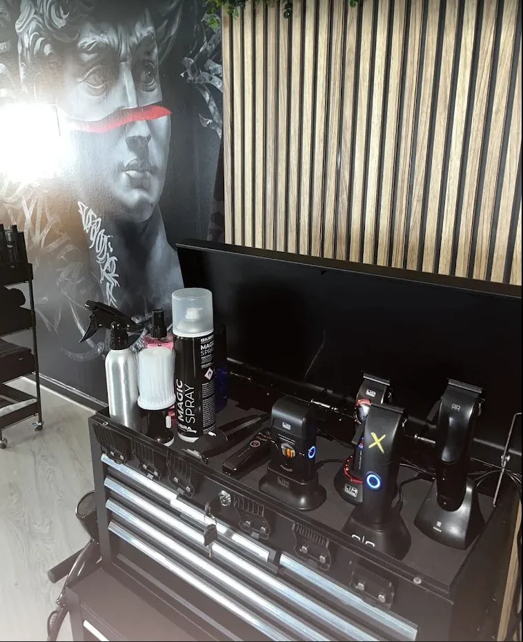 Fachada de la barbería en Moixent